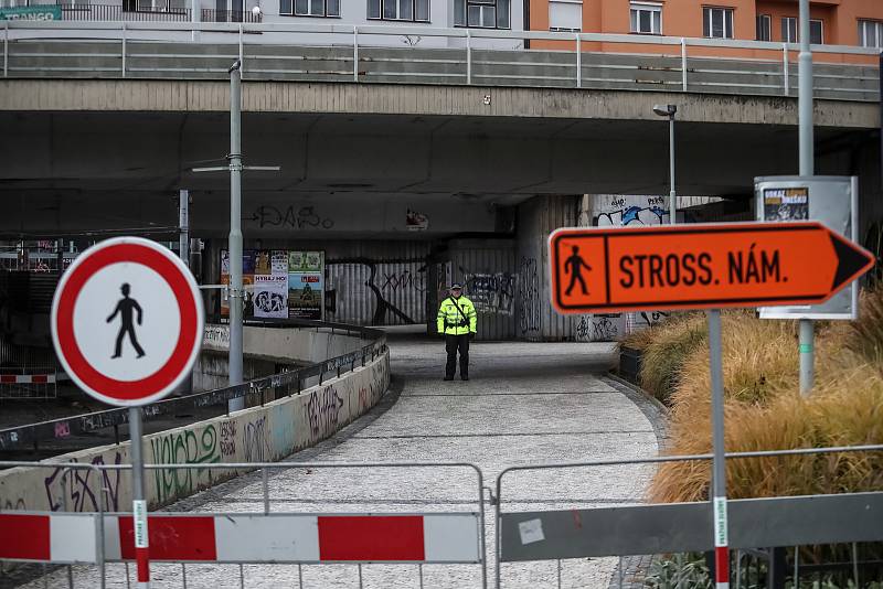 Situace okolo mostu u metra Vltavská 24. října ráno v Praze. TSK most, pod kterým jezdí tramvaje a chodí lidé, uzavřelo z důvodu špatného stavu.