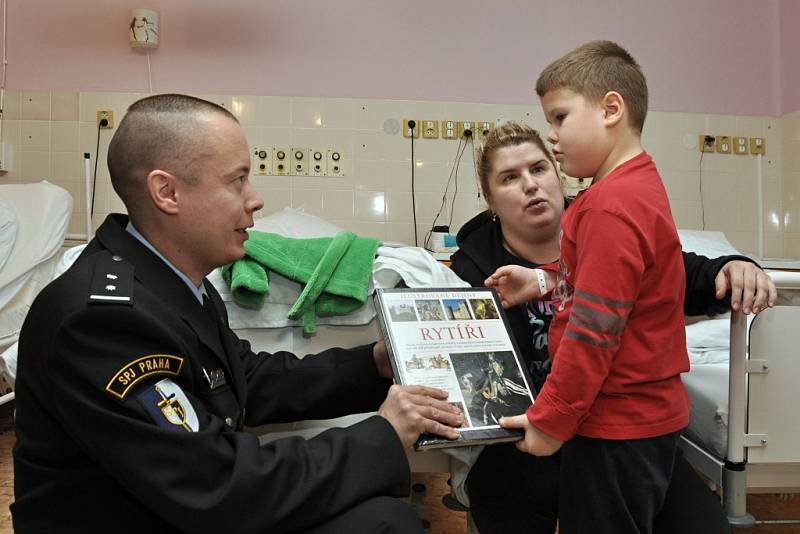 S předčasnou vánoční nadílkou navštívili lůžkové oddělení pediatrie Thomayerovy nemocnice v pražské Krči policejní těžkooděnci - příslušníci speciální pořádkové jednotky pražské policie. Sbírku na dárky pro nemocné děti pořádají mezi sebou již deset let.