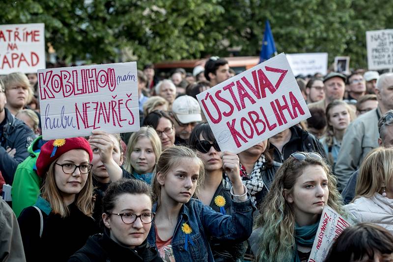 Na dvacet tisíc lidí se sešlo 10. května na pražském Václavském náměstí, aby protestovali proti Andreji Babišovi a Miloši Zemanovi.