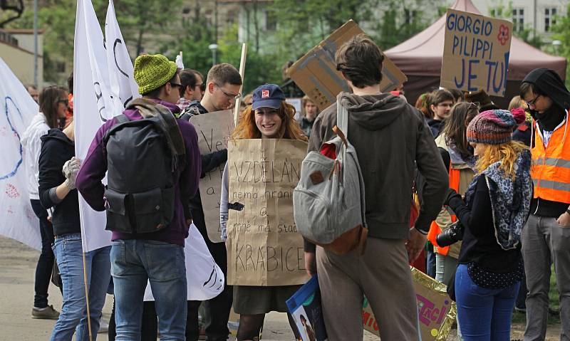 Studentský Majáles 2017 - průvod Prahou od Sovových mlýnů na Ovocný trh.