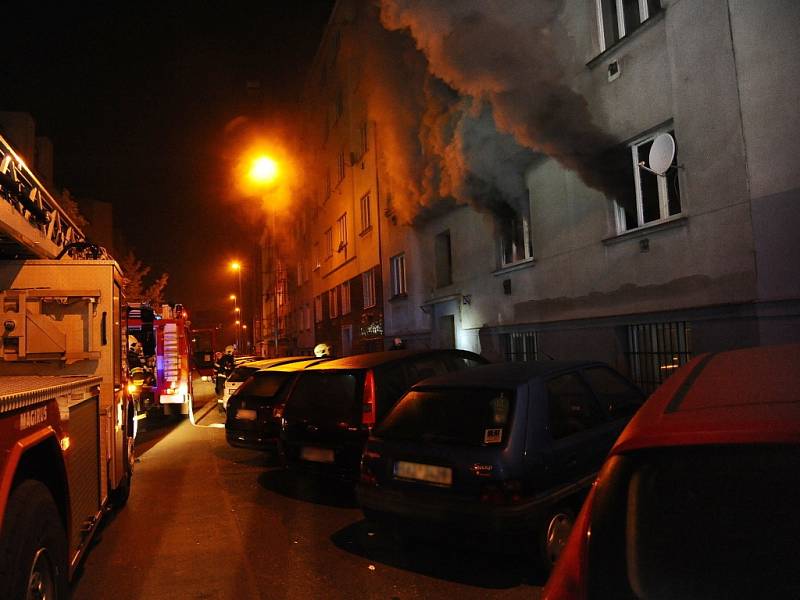 Požár pětipatrového domu v Přípotoční ulici v pražských Vršovicích.