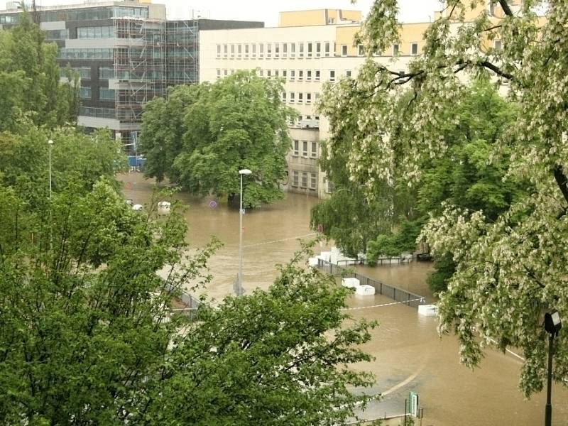 Situace v Praze 8: Fotografie z Voctářovy ulice, Elsnicova náměstí a nám. Dr. Holého (Rokytka).