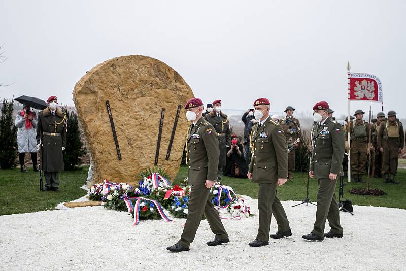 Slavnostní vzpomínková akce u nového památníku výsadku Anthropoid v Nehvizdech. Městys má nyní památníky dva, původní za dálnicí a nový, otevřený 29. prosince 2021.