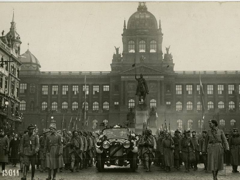 Výstava Praha 1848-1918 vystavuje fotografie a další dobové materiály 70 let před vznikem republiky.