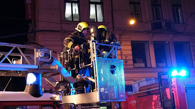 Požár v nočním klubu v Praze vyhnal ven stovky lidí. Hořelo v nejvyšším patře