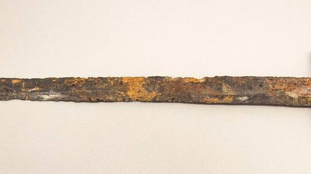 Unikátní nález. Těžba písku u Labe odkryla asi tisíc let starý meč -  Pražský deník