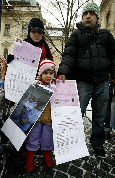 Demonstrace k údajnému porušování lidských práv, jemuž jsou vystaveni kurdští žadatelé o mezinárodní ochranu v uprchlickém táboře v Kostelci nad Orlicí proběhla 10. prosince před Úřadem vlády. 