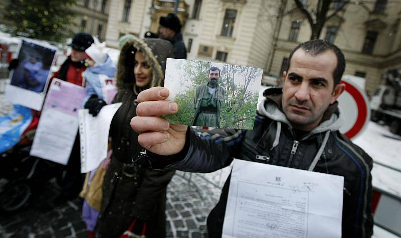 Demonstrace k údajnému porušování lidských práv, jemuž jsou vystaveni kurdští žadatelé o mezinárodní ochranu v uprchlickém táboře v Kostelci nad Orlicí proběhla 10. prosince před Úřadem vlády. 