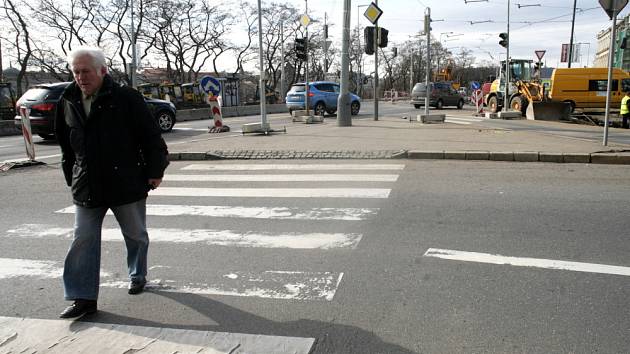 KŘIŽOVATKA na nábřeží Vltavy, která je postrachem cyklistů, o život tady přišel například zakladatel iniciativy Auto*Mat Jan Bouchal, se změní. Že místo není bezpečné, říká i primátor. Foto: 