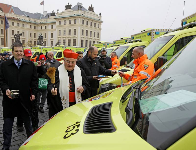 Slavnostní převzetí nových sanitních vozů na Hradčanském náměstí, které pokřtil kardinál Dominik Duka.