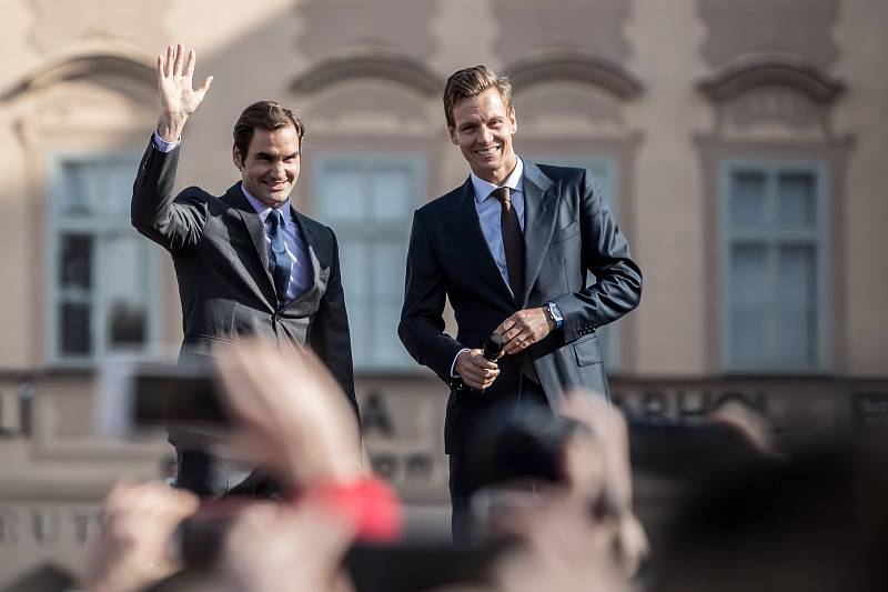 Tenisté Roger Federer ze Švýcarska a Tomáš Berdych se setkali 20. února na Staroměstském náměstí v Praze se svými fanoušky. Federer přijel propagovat zářijový Laver Cup.