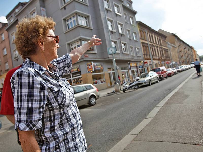 Žena, která rozjela petici, Dagmar Polanská ukazuje na místa za pražskou tramvajovou zastávkou U Kaštanu. „Pamatuji ještě, když tady byly louky a křoviny,“ vzpomíná.