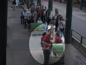 Útočník hrozil cestujícímu na autobusovém nádraží na Černém Mostě nožem.