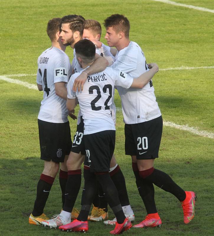 Utkání fotbalové FORTUNA:LIGY mezi Pardubicemi a Spartou skončilo 2:2.