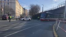 Stržená trolej zastavila tramvaje v Nuslích.