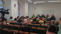 Veřejné debaty k 17. listopadu se na FSV UK zúčastnil bývalý šéf komunistické tajné policie Alojz Lorenc. Část veřejnosti se bouří.