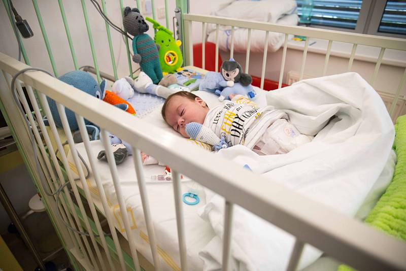 V motolské nemocnici voperovali srdeční defibrilátor teprve dvouměsíčnímu chlapci.
