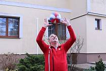 Jubilant Pavel Řeřábek si s volejbalovým míčem rozumí i po sedmdesátce.