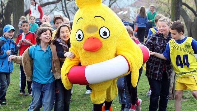 Aprílového běhu s kuřetem se v roce 2014 zúčastnilo 437 dětí z osmnácti pražských škol.