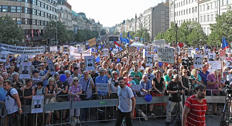 Demonstrace proti Babišovi a komunistům s názvem Jednou provždy na Václavském náměstí.