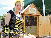 Před rokem získala Marie na celostátní soutěži titul Zlatá včela. Vypracovat mezi nejlepší mladé včelaře se dokázala studentka prvního ročníku gymnázia velmi rychle. Za pouhých pět let, kdy její táta přinesl na zahradu v Úvalech u Prahy první úly.