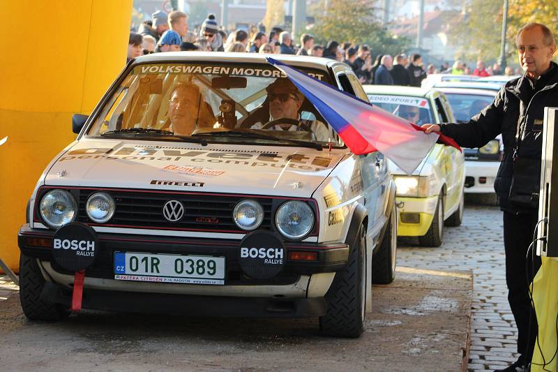 Ze slavnostního startu 10. ročníku mezinárodního automobilového závodu legend Rallye Praha Revival.