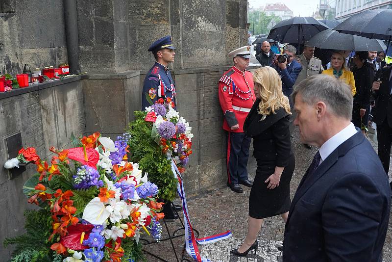 Slovenská prezidentka Zuzana Čaputová uctila památku československých parašutistů Jozefa Gabčíka a Jana Kubiše, kteří před 80 lety uskutečnili atentát na zastupujícího říšského protektora Reinharda Heydricha.