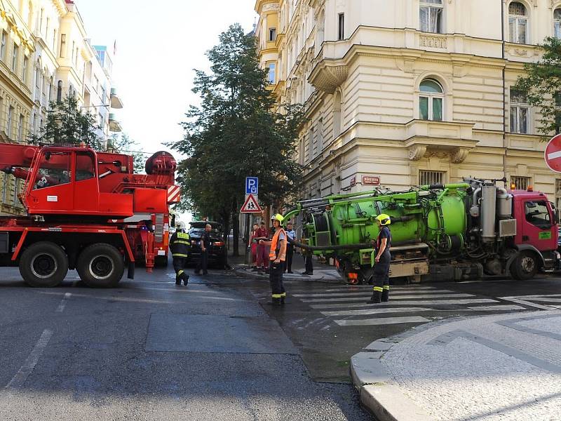 Pod vozidlem na čištění kanalizace se propadla vozovka.