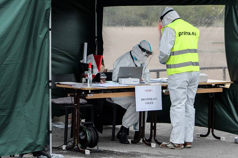 Voliči v karanténě nebo izolaci kvůli covid-19 volí například na Letenské pláni.