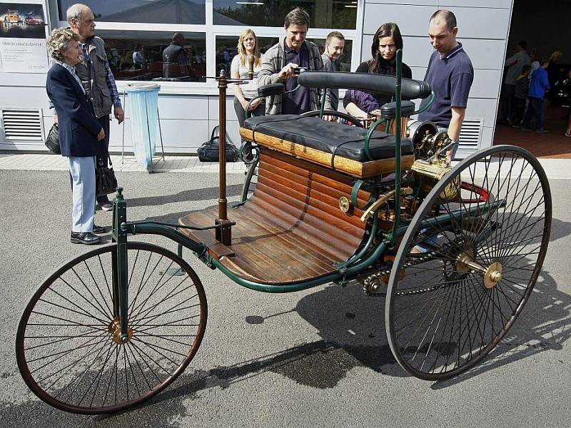 Výstava veteránů automobilky Mercedes-Benz v Bavorské ulici v pražských Stodůlkách. Návštěvníci si zde mohou prohlédnout repliku prvního automobilu Patent-Motorwagen z roku 1886.