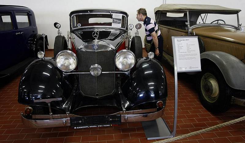 Výstava veteránů automobilky Mercedes-Benz v Bavorské ulici v pražských Stodůlkách