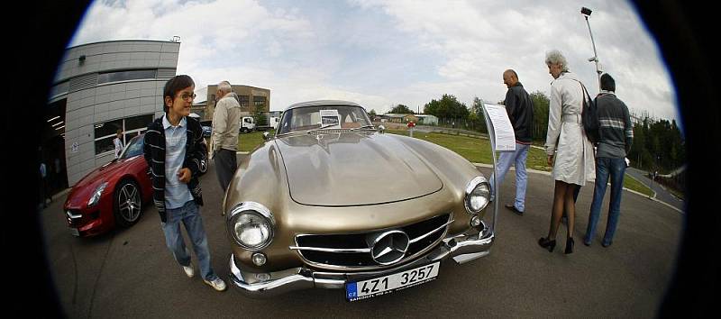Výstava veteránů automobilky Mercedes-Benz v Bavorské ulici v pražských Stodůlkách