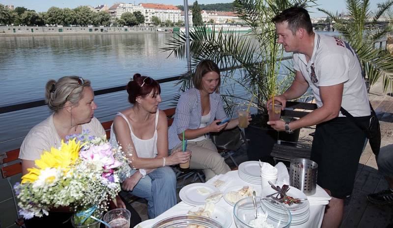 Gastronomicko-kulturní koncept nové farmářské lodi Petra na vltavské náplavce, který se bude odehrávat celé léto a také část podzimu. 