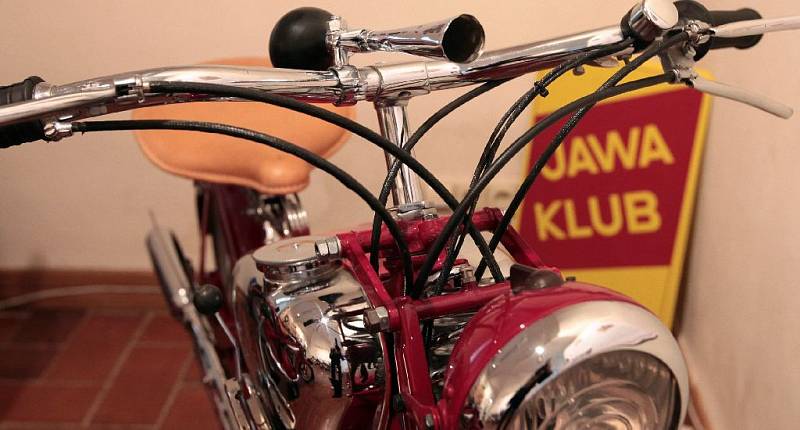 Výstava historických motocyklů JAWA na Chvalském zámku, otevřena denně do 25. dubna