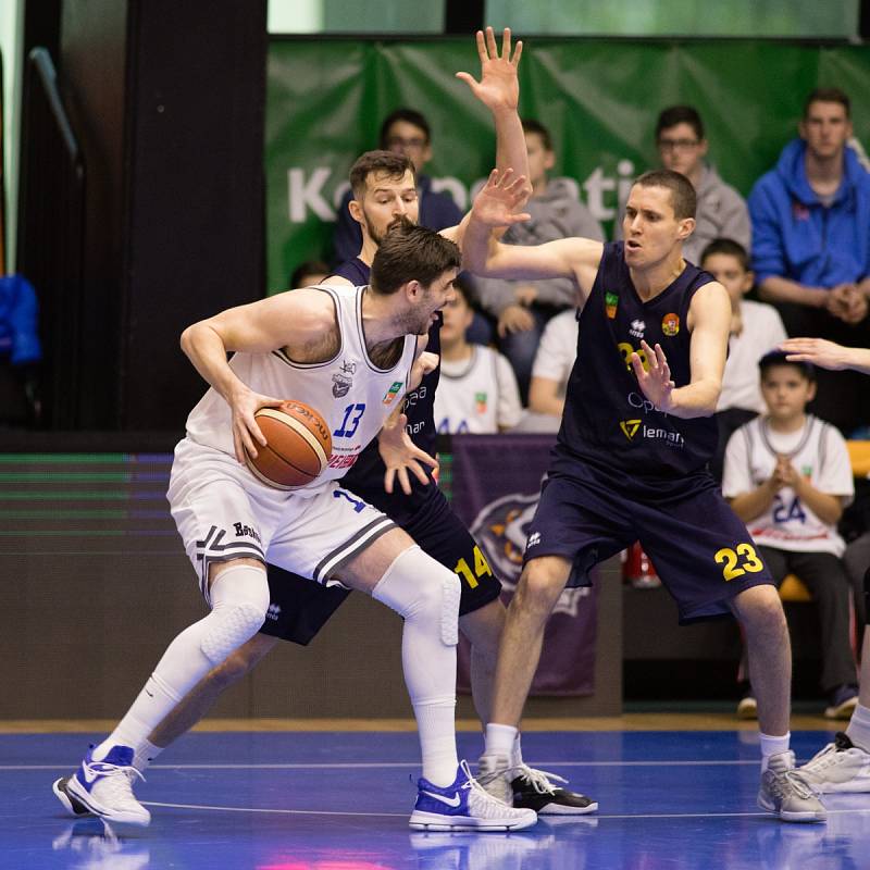 Pátý zápas čtvrtfinále playoff Kooperativa NBL mezi USK a BK Opava hrané v Praze v hale na Folimance. Mladen Primorac (usk), Martin Gniadek, Luděk Jurečka (o).