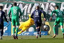 Puškáč právě z penalty překonává brankáře Slovácka Fryštáka. Bohemians rychle vedli, ale nakonec padli 1:2.