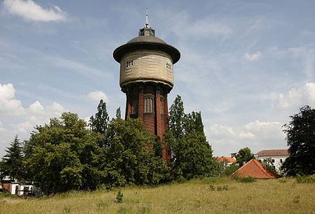 Jako posledí přestala služit svému původnímu účelu Vršovická vodárna na Zelené lišce, kterou před 101 lety postavil architekt Jan Kotěra. Funkční byla do roku 1975 a od té doby již dlouhá léta chátrá a lidé do ní nemají přístup.