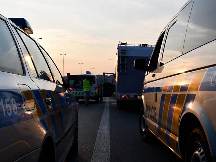 Zdrogovaný muž se zákazem řízení v karavanu ujížděl pražským strážníkům.