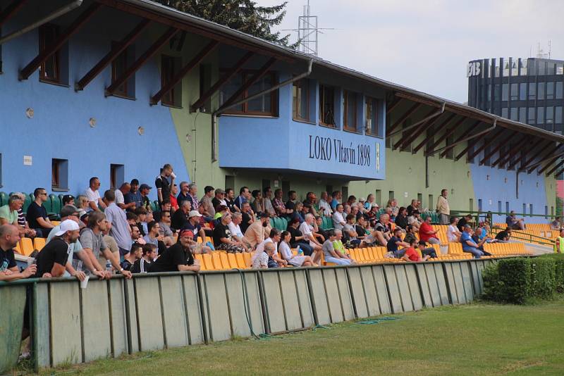 Vltavín přišel o svůj náskok na čele tabulky. Po domácí prohře 0:1 s Královým Dvorem jej právě tento soupeř bodově srovnal.