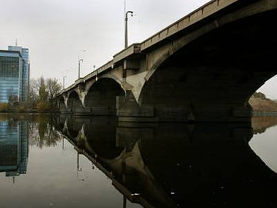 PLÁNY MĚSTA. Peníze, které se podaří získat z evropských fondů, by metropole chtěla mimo jiné použít i na opravu Libeňského mostu. Rekonstrukce bude nákladná a nelze ji příliš odkládat.