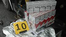 Pražští celníci objevili v mezinárodním linkovém autobusu téměř 40 tisíc kusů pašovaných cigaret.