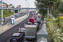 Opravy silnic v Praze způsobují kolony.