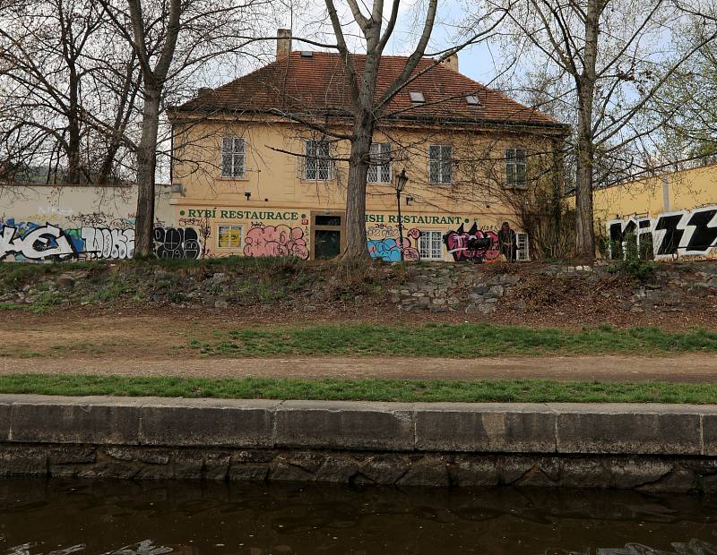 S kapitánem Štěpánem Rusňákem po stopách filmových míst na Vltavě - film Jak utopit doktora Mráčka.