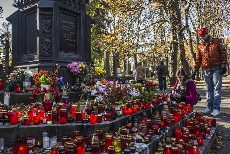 Lidé přicházeli 1. listopadu na pražské hřbitovy, aby si připomínali své blízké zemřelé před Dušičkami.