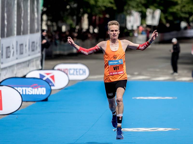 Centrem Prahy proběhlo 5. května 2019 při pražském Pražském maratonu 10 600 bězců.