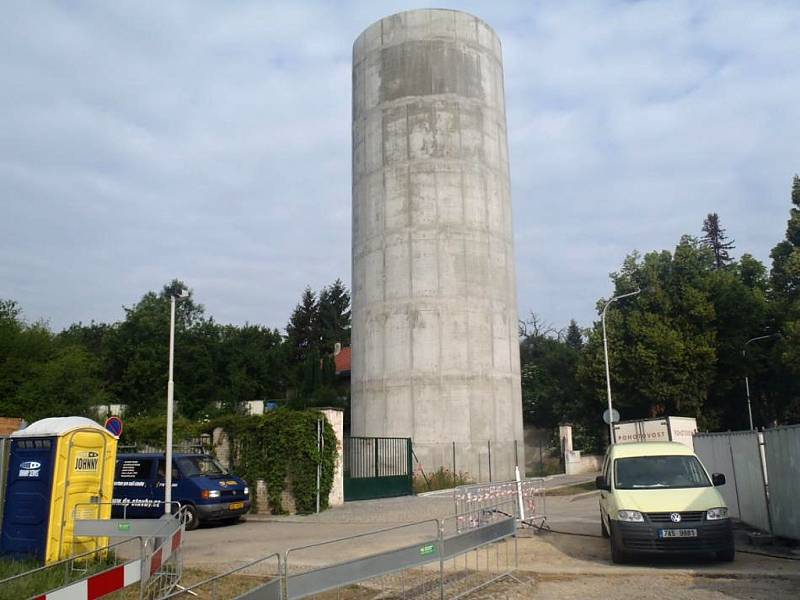 Výdechový tubus z tunelového komplexu Blanka je umístěný na rohu ulic U Laboratoře a Nad Octárnou, na pozemku vodárny Na Andělce v Praze 6.