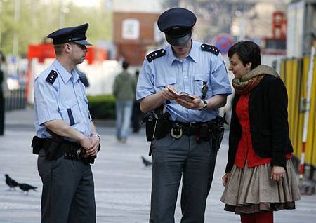 Figurantka DENÍKu zkusila, jak se domluví policisté anglicky.