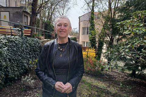 Třiašedesátiletá učitelka Marie Pátková stále učí i přes fakt, že už deset let trpí Parkinsonovou chorobou. Třes v končetinách od února potlačuje voperovaná elektroda v mozku.