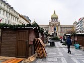 Václavské náměstí - v horní části se staví stánky na vánoční trhy.