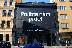 Polibte nám prdel, vzkazuje Paralelní Polis radnici Prahy 7. V budově v Holešovicích sídlí mimo jiné kavárna, kde je možné platit pouze kryptoměnami, například bitcoinem.